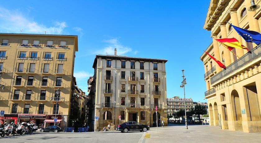 Hostal Arriazu Pamplona Exterior photo